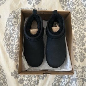 NWT Black Ultra Mini UGGs Brand New!! Size 6